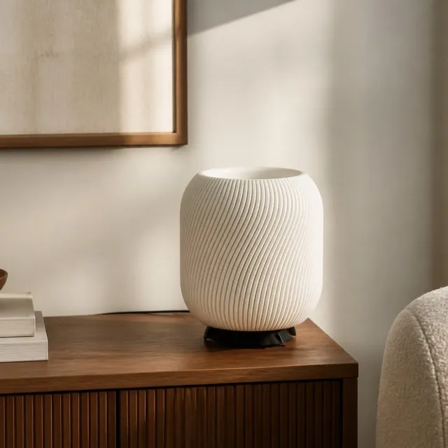 ✨ Luminária de Mesa Gabriela – Curvas Espirais com Luz Aconchegante A Luminária de Mesa Gabriela apresenta uma cúp...