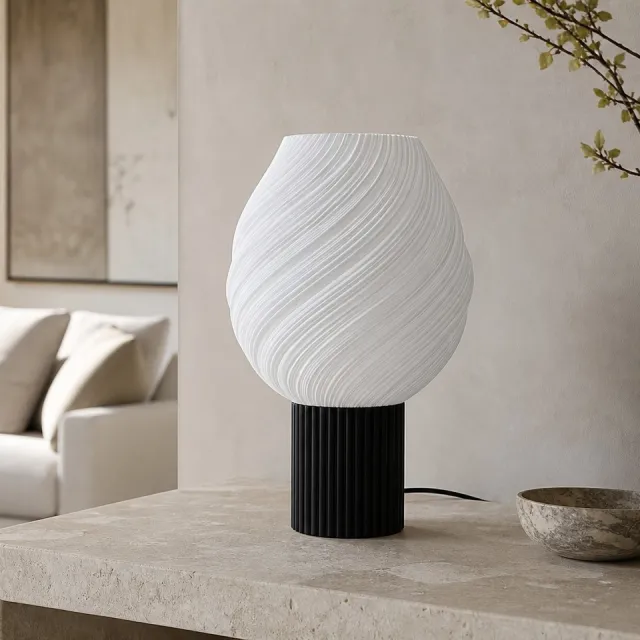 ✨ Luminária de Mesa Helena com Cúpula Espiral Escultural A Luminária de Mesa Helena se destaca pela cúpula orgânic...