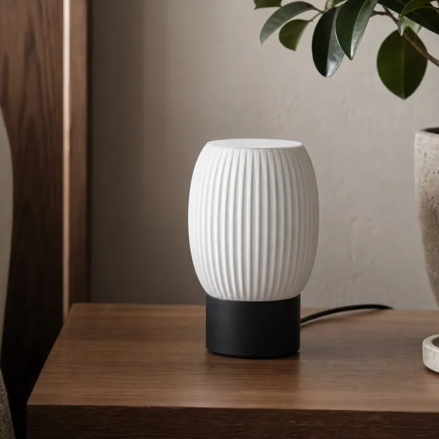 ✨ Luminária de Mesa Heloísa com Difusor Oval A Luminária de Mesa Heloísa une um difusor oval de linhas verticais a...