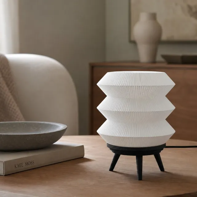 ✨ Luminária de Mesa Ingrid com Camadas Geométricas A Luminária de Mesa Ingrid apresenta três volumes geométricos s...