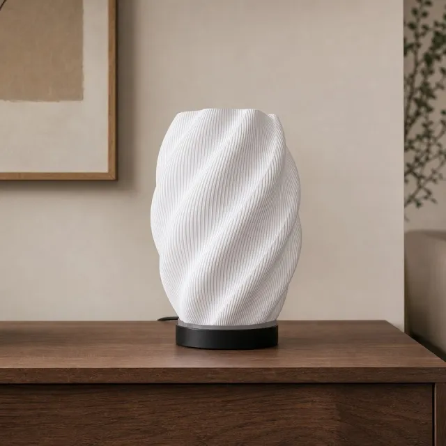 ✨ Luminária de Mesa Giovana com Trama Helicoidal A Luminária de Mesa Giovana apresenta um corpo oval alongado, for...