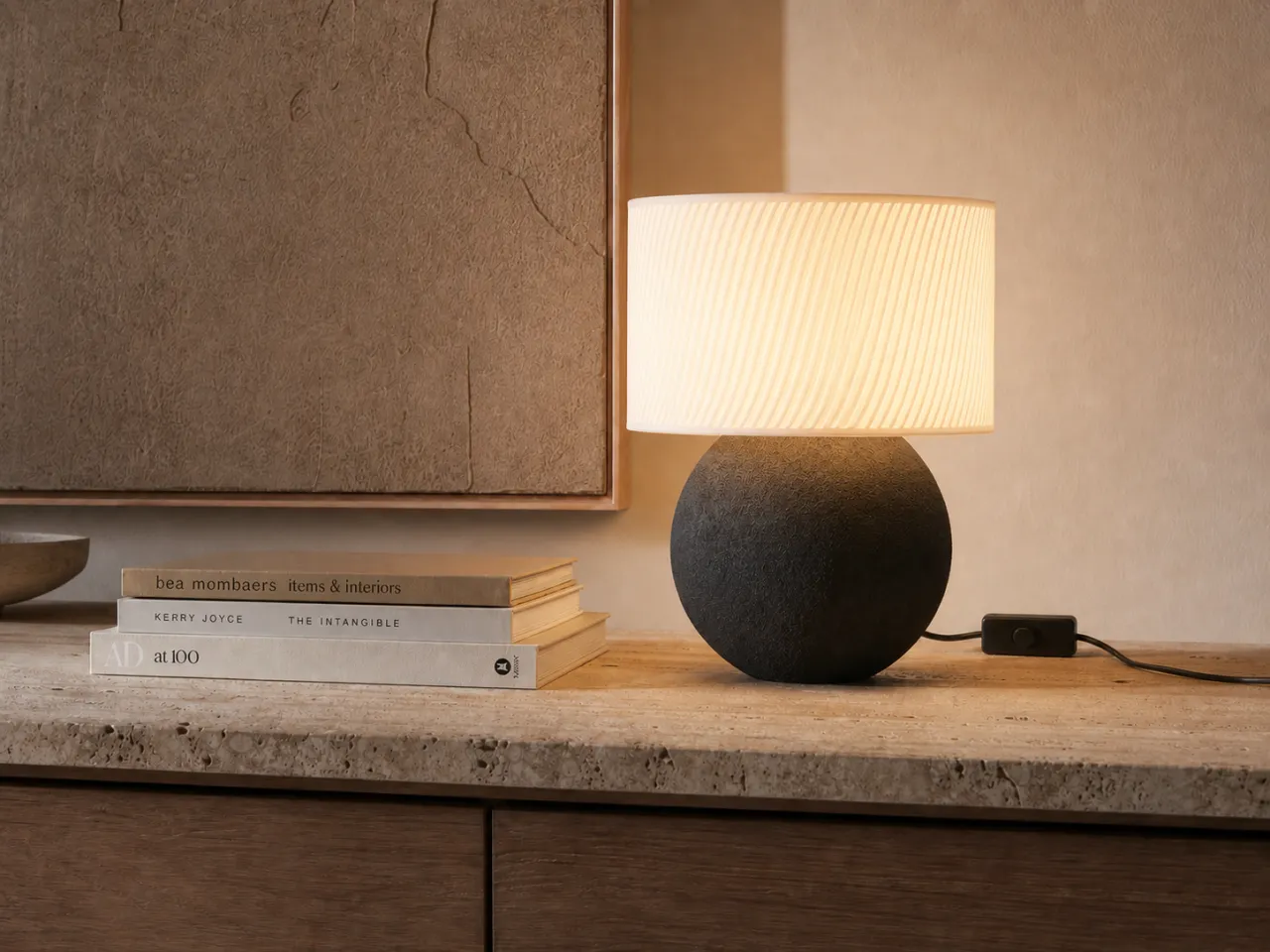 Luminária de Mesa Lívia – Base Orgânica e Cúpula Ondulada — foto 9
