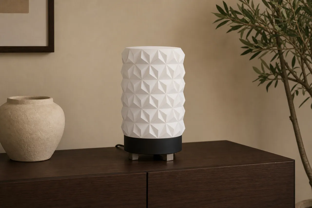 Luminária de Mesa Diana com Difusor Geométrico Facetado — foto 8