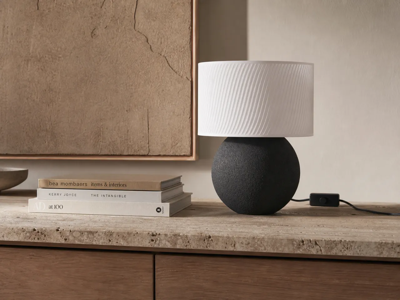 Luminária de Mesa Lívia – Base Orgânica e Cúpula Ondulada — foto 8