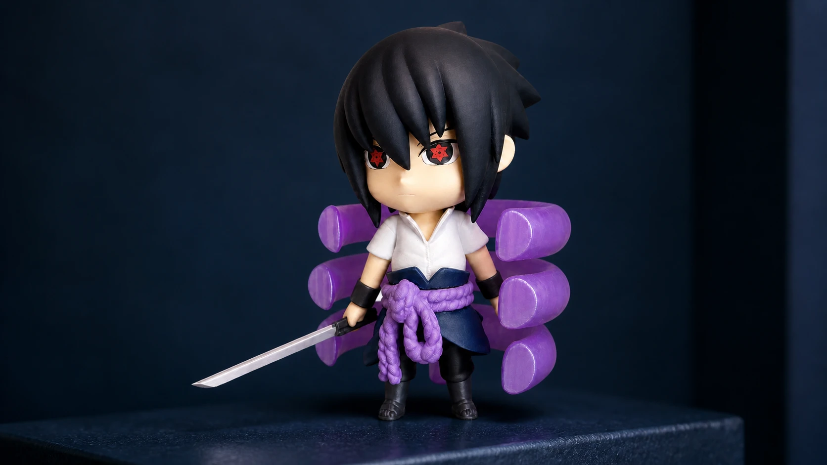 Detalhes do acabamento do colecionável Sasuke Uchiha